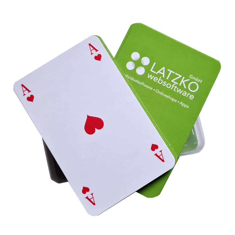 Zwei Spielkarten, eine mit Herz-Ass und eine grüne Karte mit dem Logo von Latzko Websoftware.