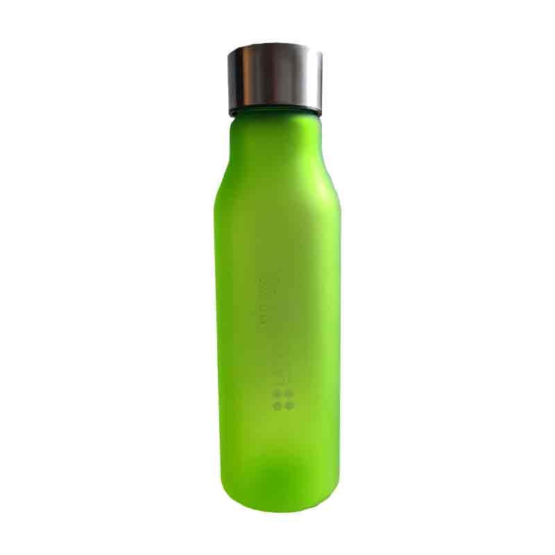 Grüne Trinkflasche mit silbernem Schraubverschluss vor weißem Hintergrund